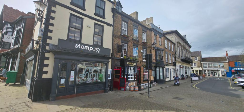 Widok na uliczkę przy placu targowym w Knaresborought 