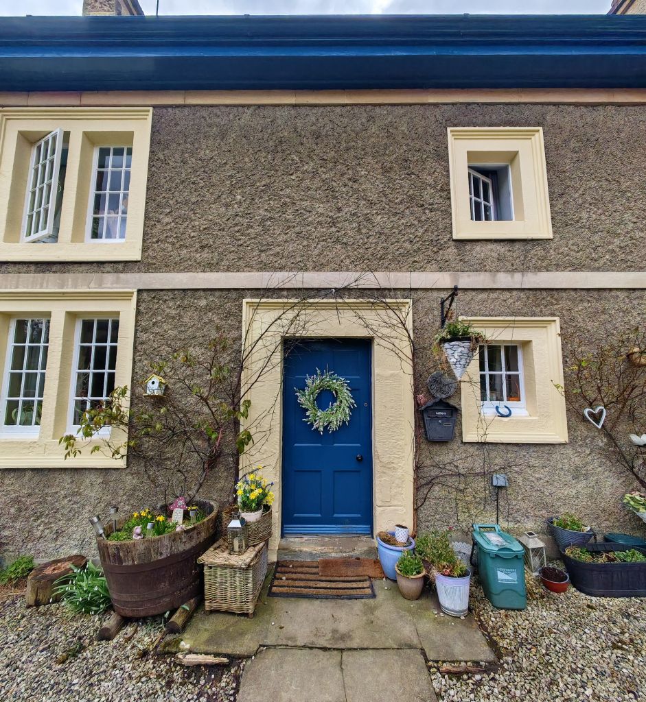 Wiosenne dekoracje przed wejściem do angielskim domu