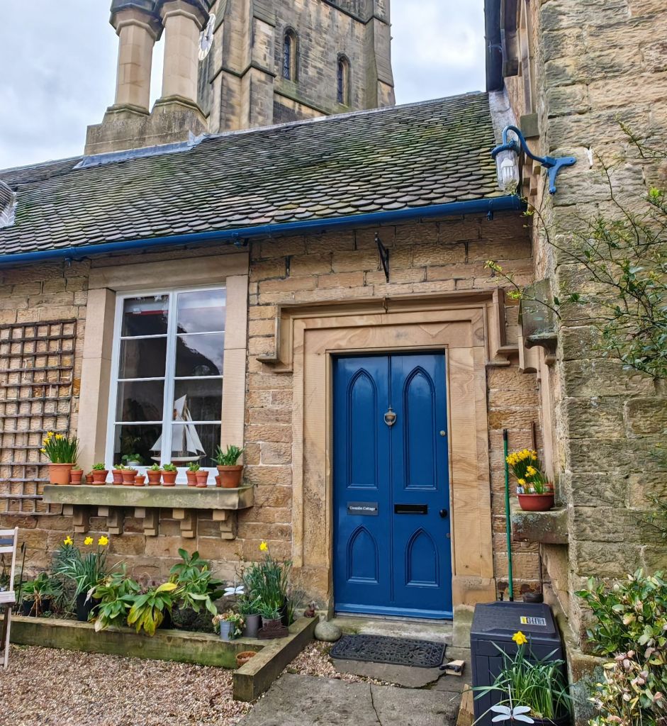 Niebieskie drzwi wejściowe