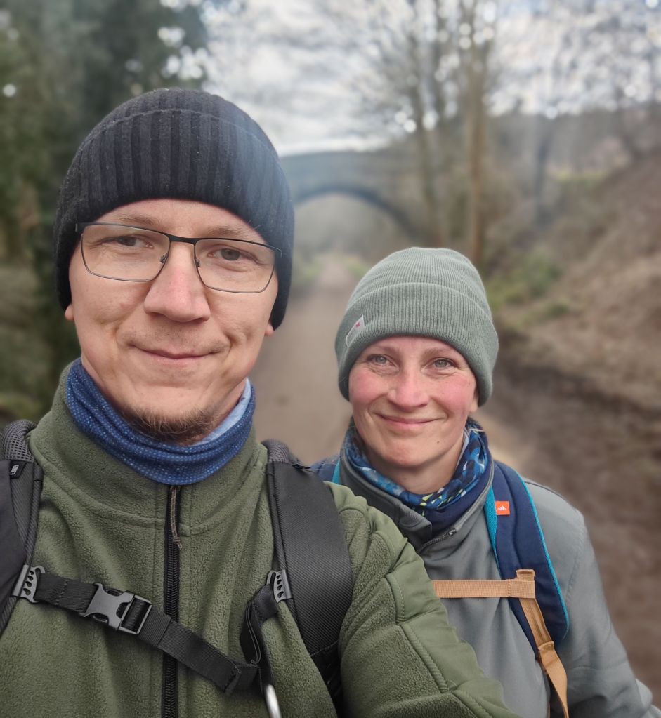 Dwoje uśmiechniętych piechurów