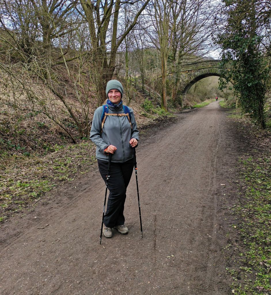 Wędrowniczka na szlaku z kijkami trekkingowymi