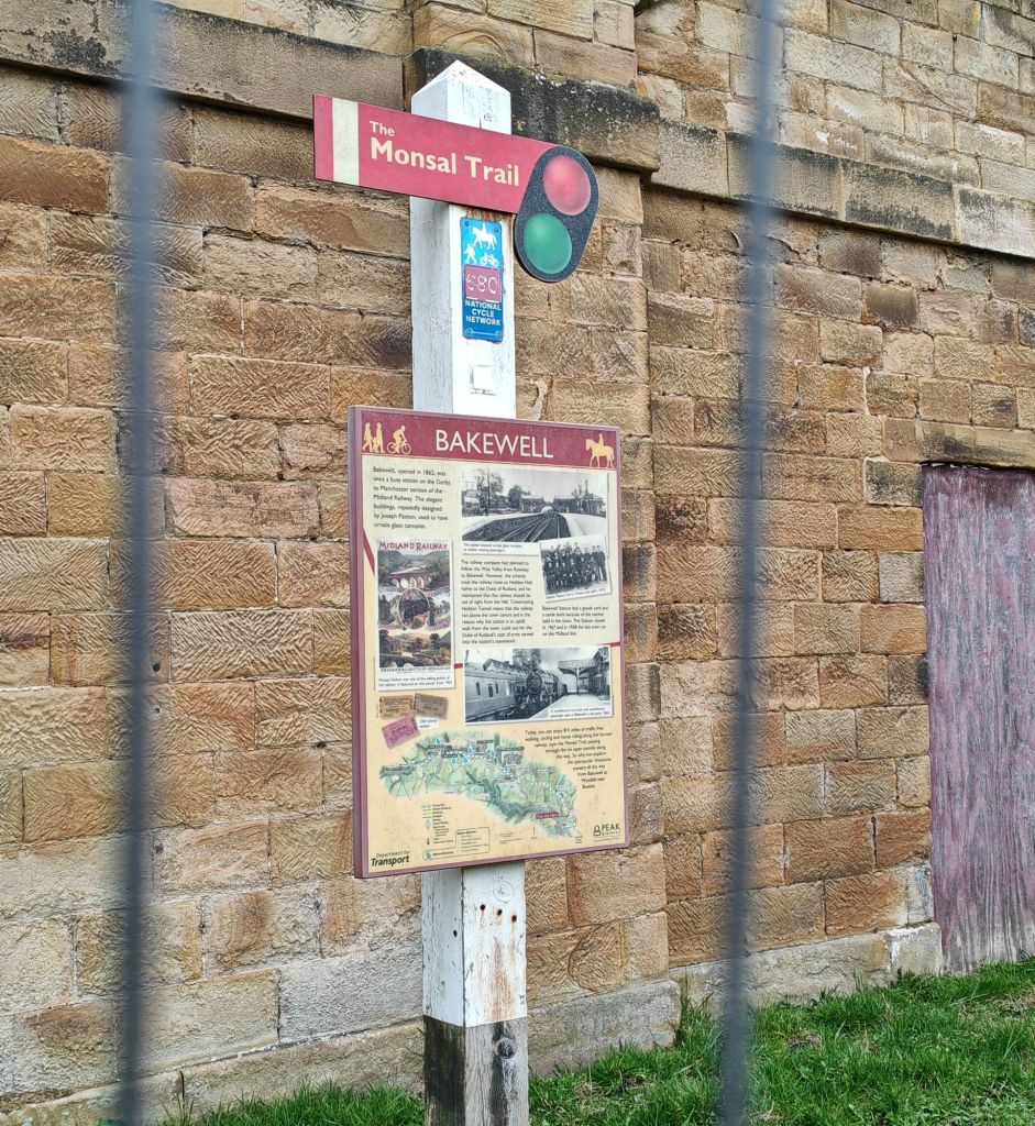 Znak szlaku Monsal Trail 