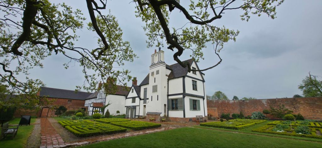 Ucieczka króla, królewski dąb i śpiew skowronka – spacer śladami historii w Boscobel House i White Ladies&nbsp;Priory