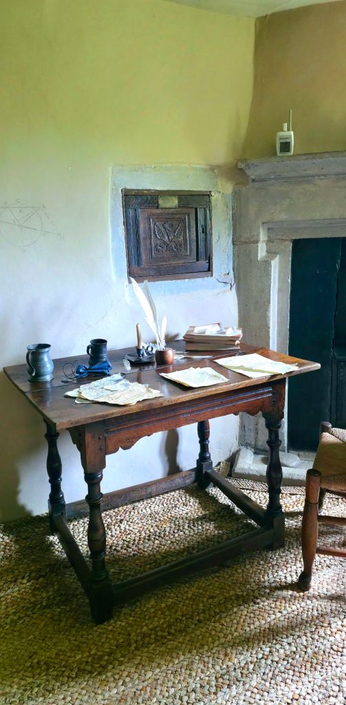 Stare biurko w pokoju Izaaka Newtona 