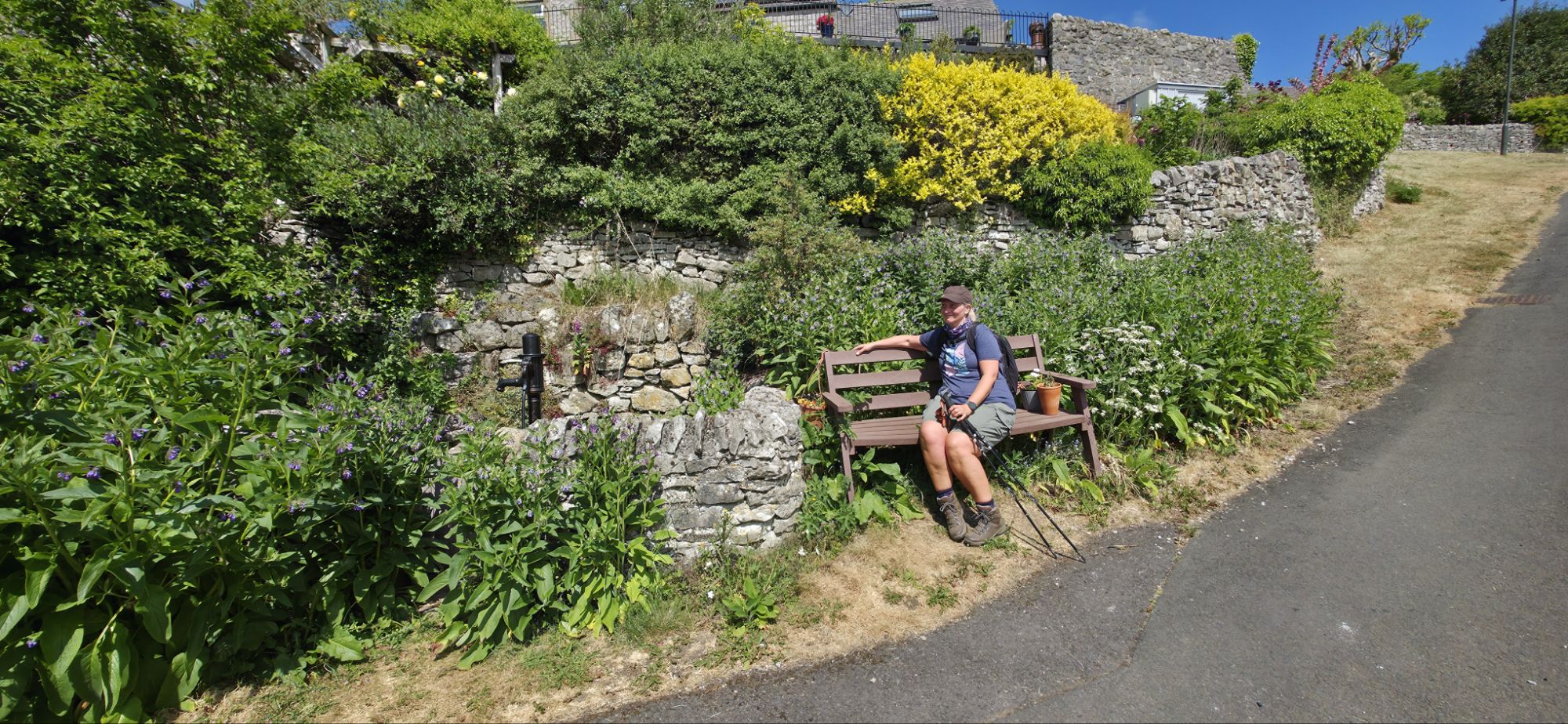 Wędrowiec w czasie odpoczynku na ławce
