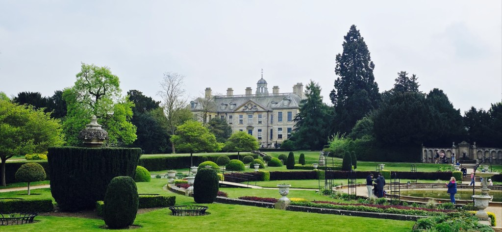 Belton House widziany od ogrodu