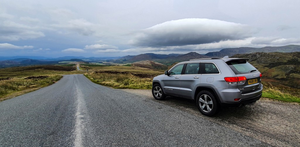 Jeep na szkockim odcinku drogi NC500