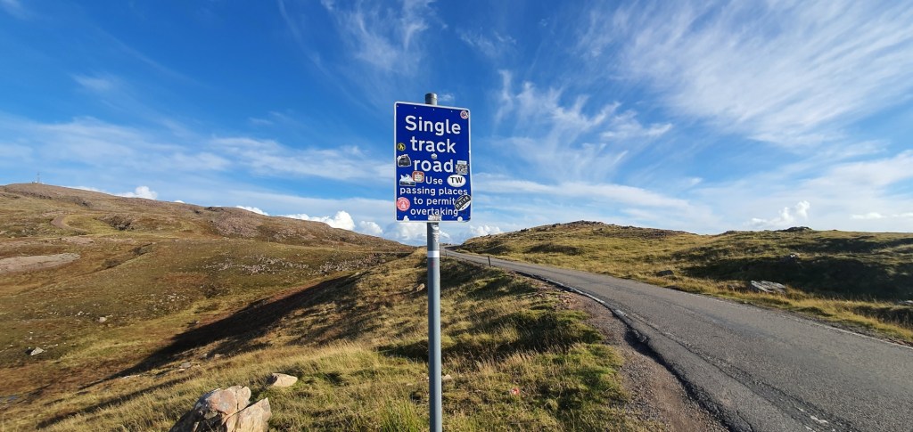 Znak drogowy na szkockiej drodze