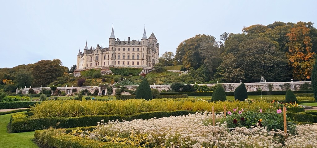 Dunrobin Castle z widokiem od strony ogrodu 