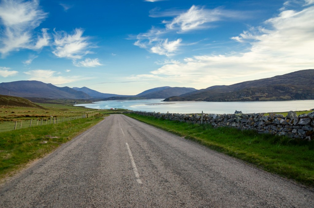 Droga w Szkocji przy jeziorze