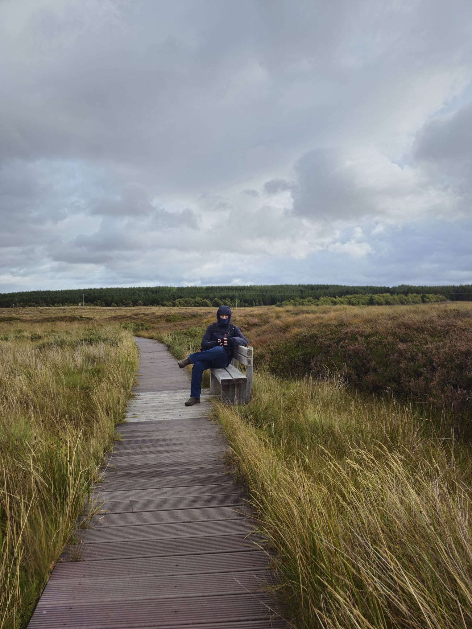 Mężczyzna siedzący na ławce 