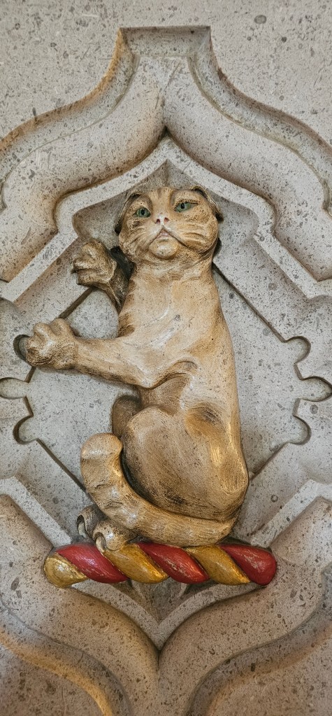 Wizerunek szkockiego kota w herbie zamku Dunrobin