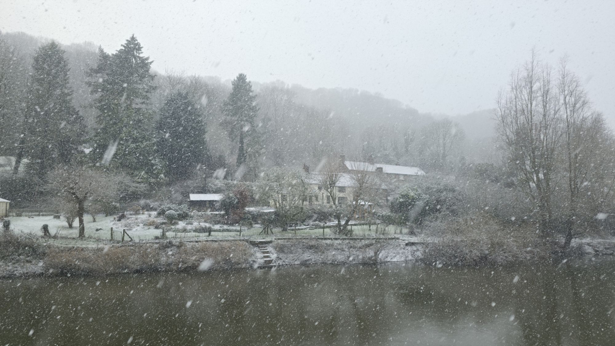 Widok na drugi  brzeg rzeki Severn w trakcie opadów śniegu 