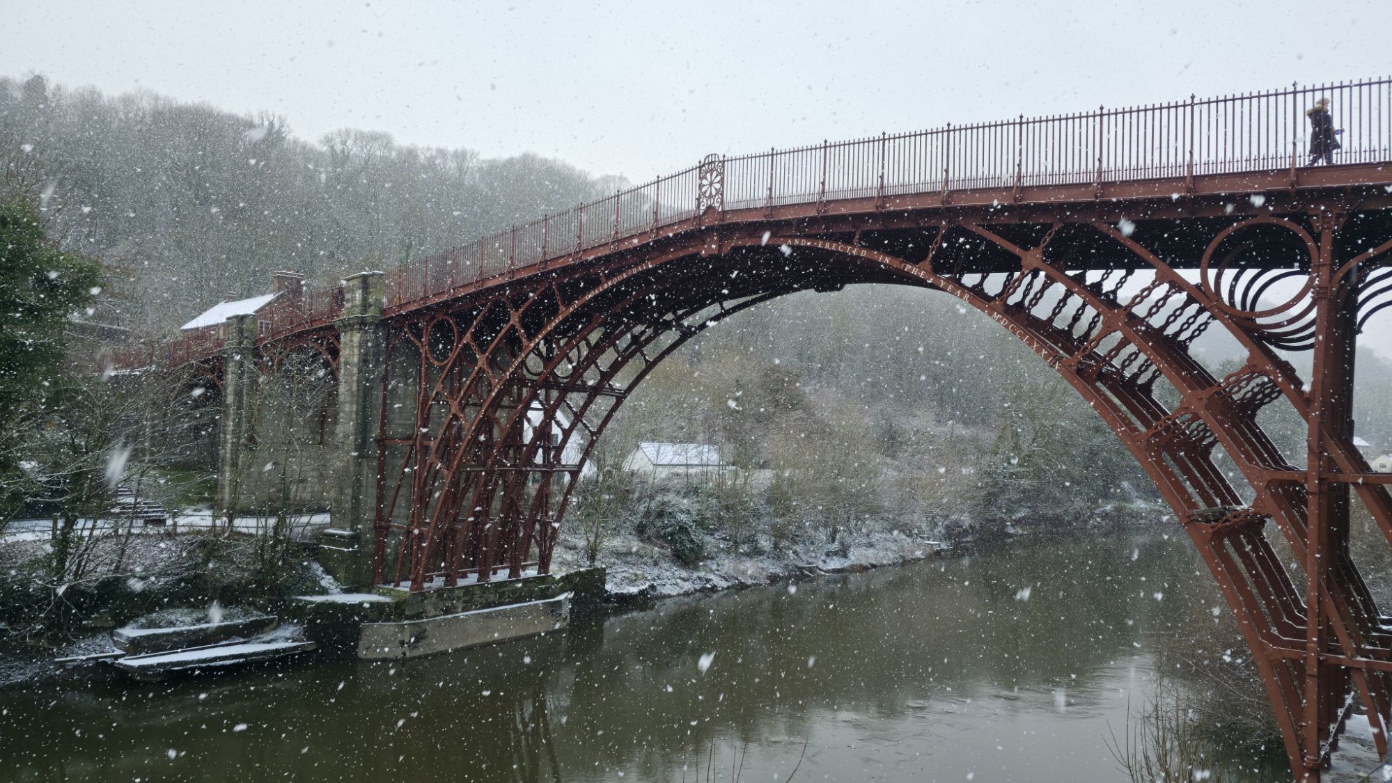 Most żeliwny Ironbridge w zimowej odsłonie 