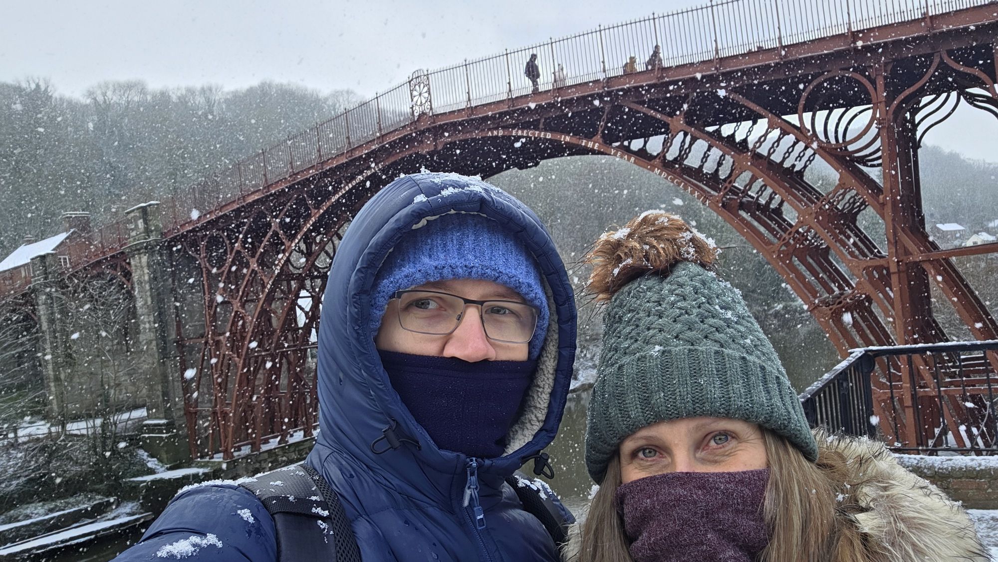 Portret małżeński na tle mostu w Ironbridge 