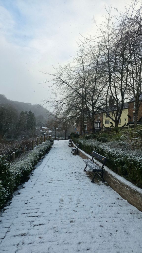 Śnieg w okolicach Tontille Hill w Ironbridge 