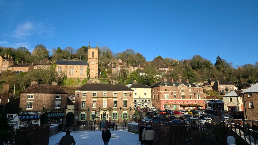 Miasteczko Ironbridge w promieniach zimowego słońca 