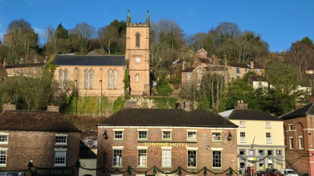 Widok na kamienice miasteczka Ironbridge od strony mostu