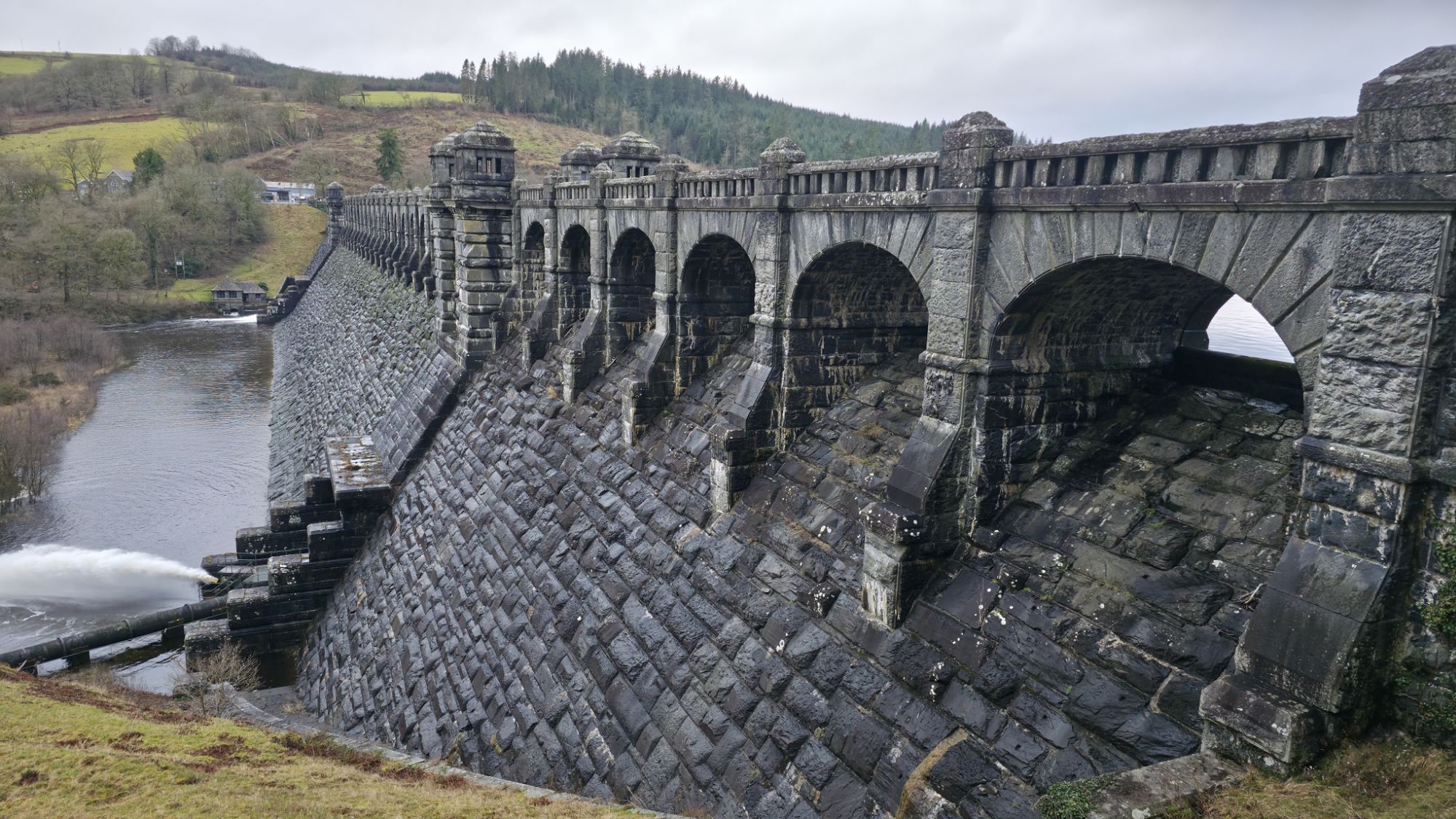 Widok nad tamą od dołu