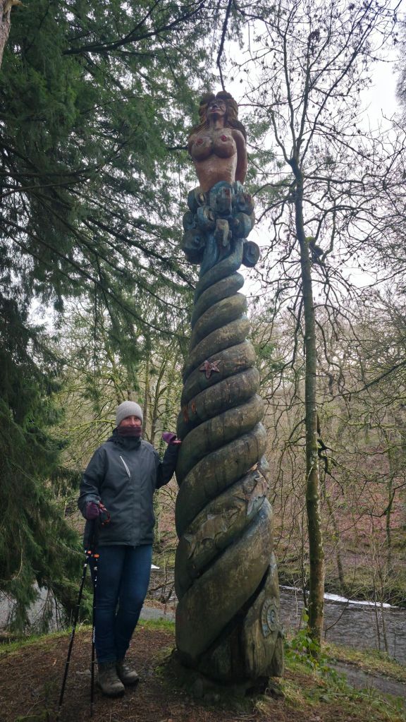 Zdjęcie z figurą w parku rzeźb Lake Vyrnwy