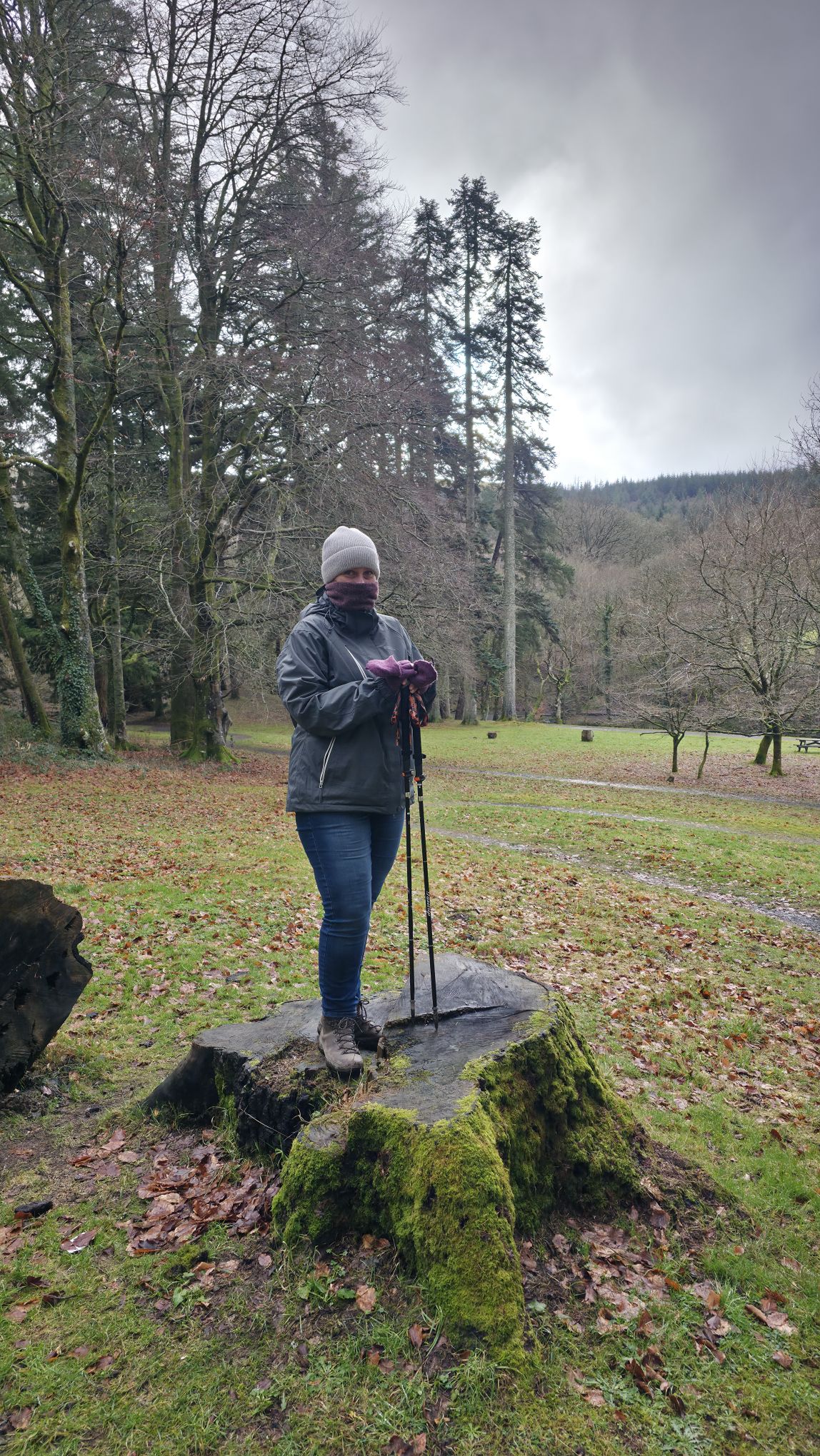 Osoba z kijkami trekingowymi