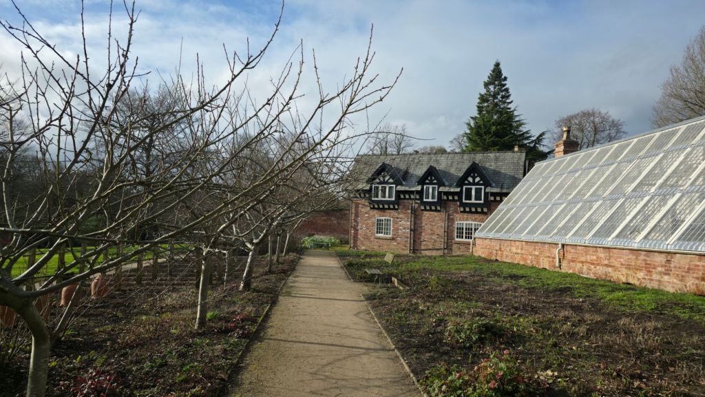 Domek ogrodnika i fragment szklarni.