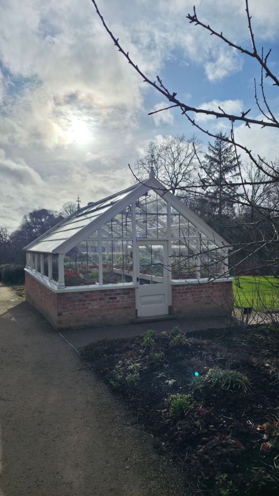 Wiktoriańska szklarnia w angielskim ogrodzie.