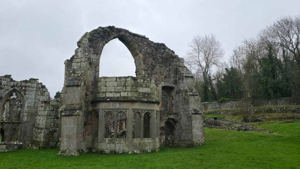 Widok na ozdobne okna w ruinach dawnego klasztoru.