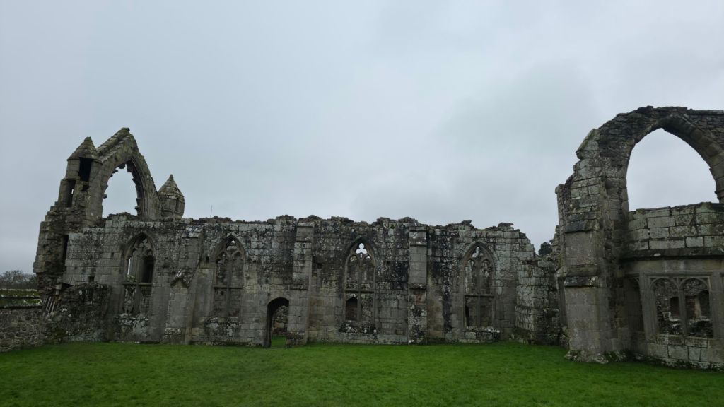 Ruiny starego klasztoru w bardzo pochmurny dzień 