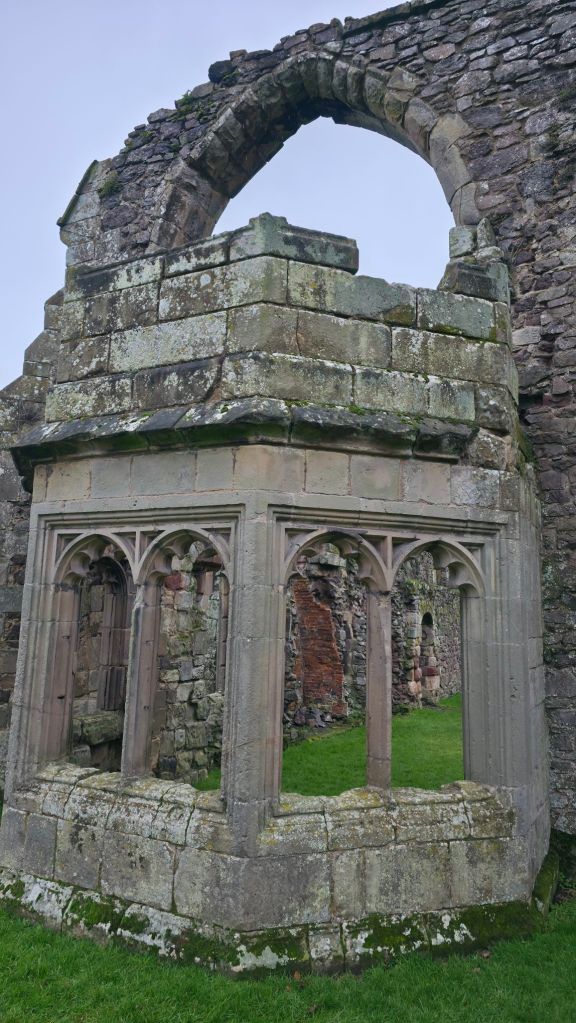 Widok na ruiny elżbietańskiego okna umieszczonego w dawnych zabudowaniach po klasztorze. 