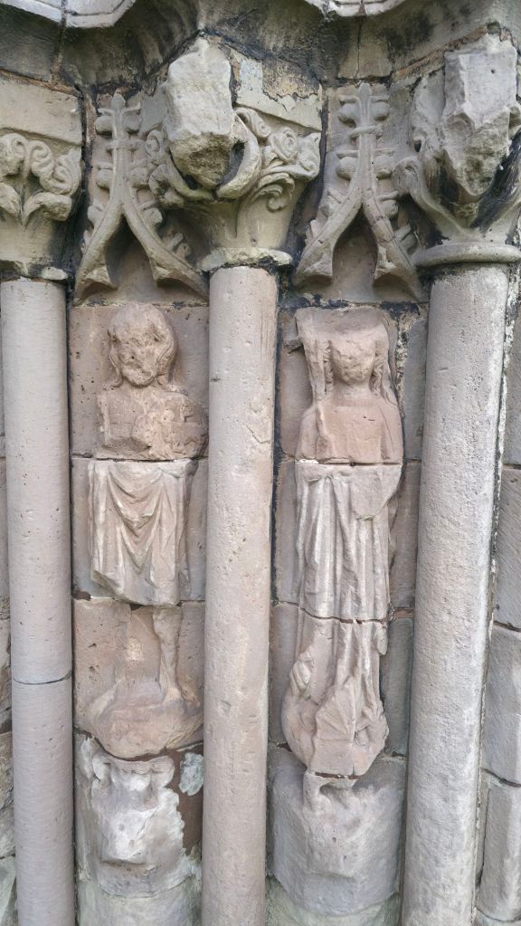 Figury świętych w ruinach dawnego klasztoru.