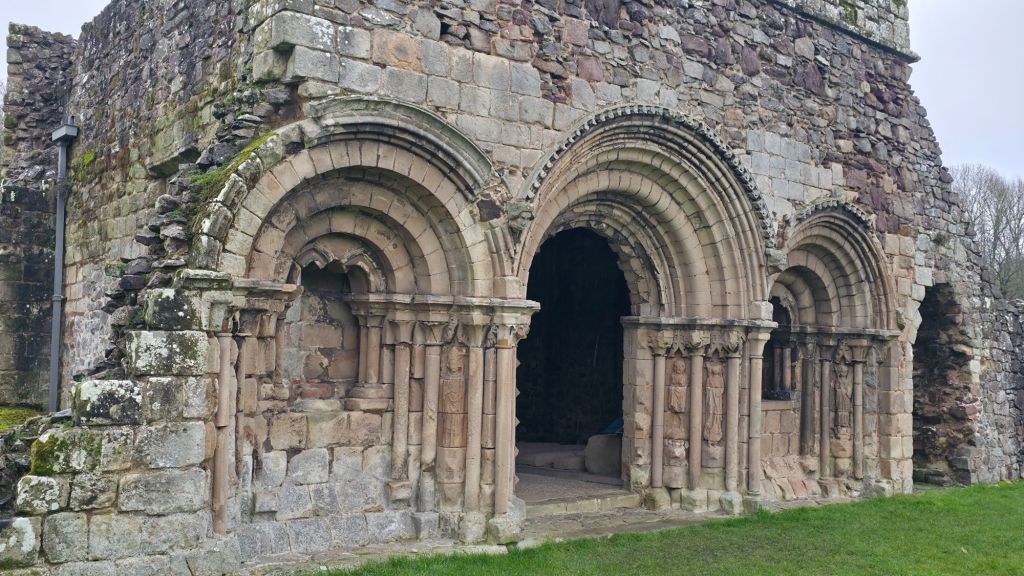 Widok z boku na romańskie wejście kapitularza w angielskim klasztorze.