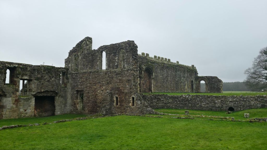 Widok na zawalone ściany murów dawnego angielskiego klasztoru.