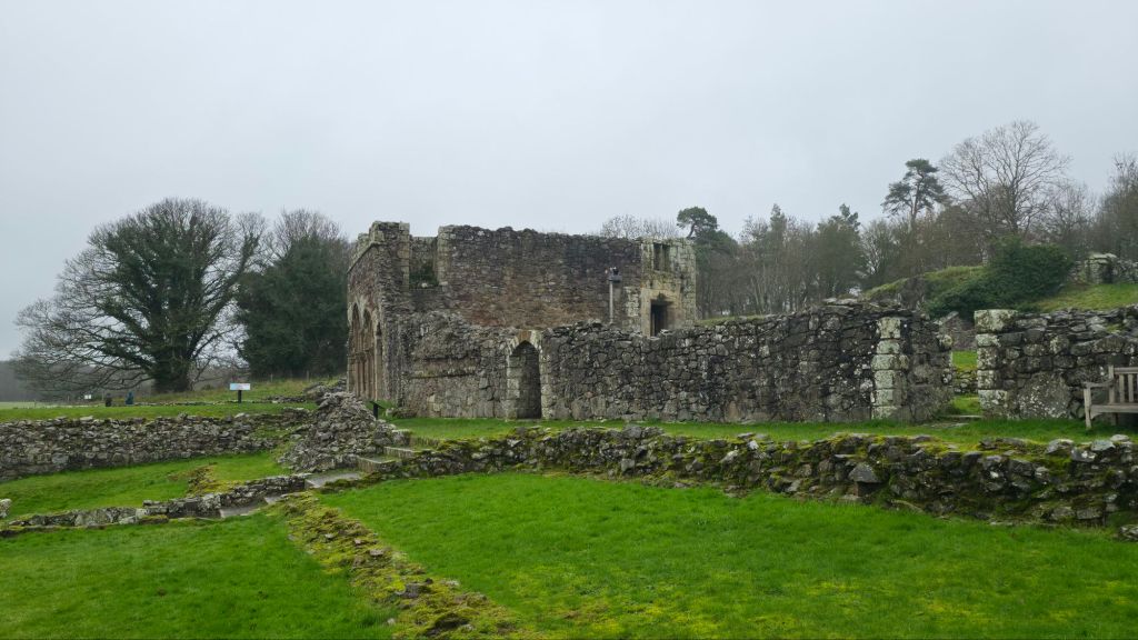 Zieleń trawy porastające miejsce ruin klasztoru w angielskim Shropshire. 
