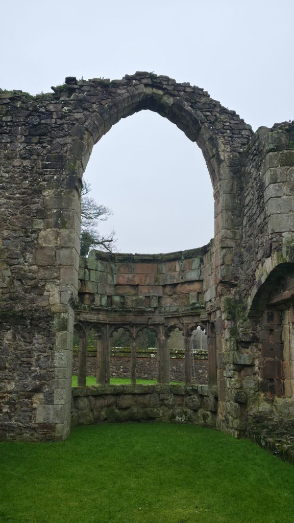 Widok jednej z dawnych naw bocznych ruin klasztornej kaplicy.