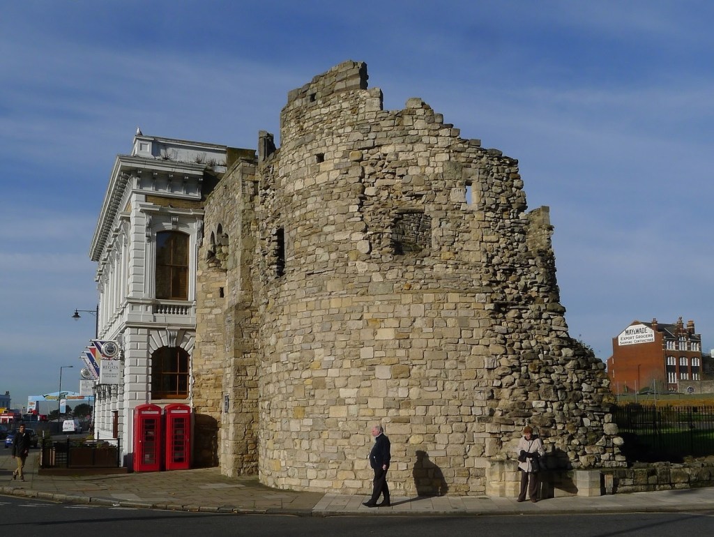 Widok na stare mury miejskie miasta Southampton w Anglii.