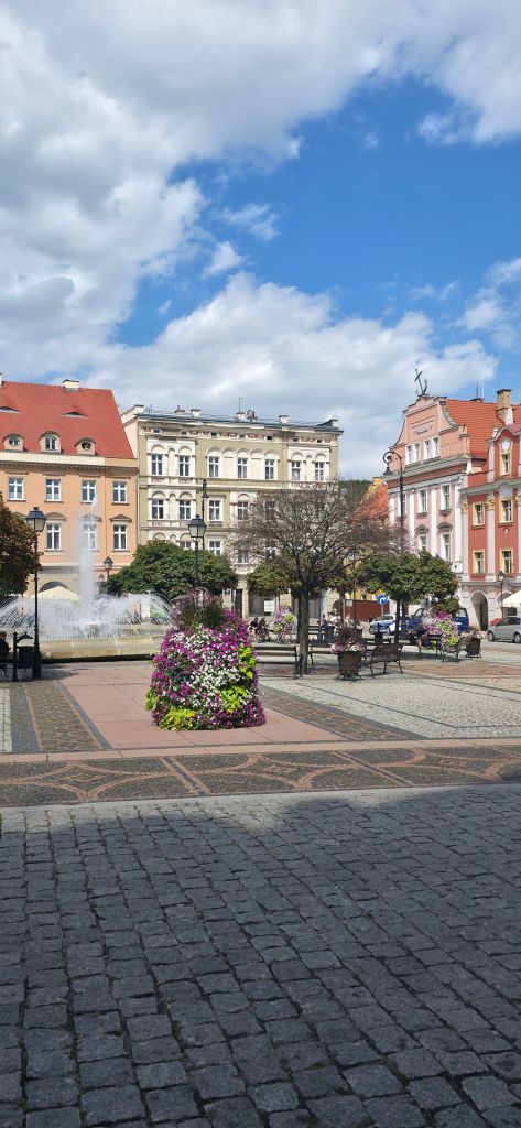 Widok na kamienice rynku wałbrzyskiego 