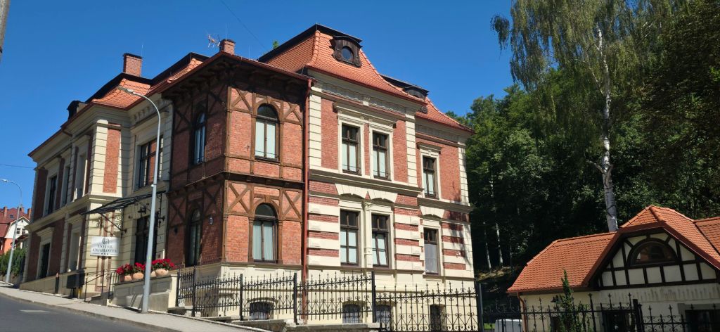 Zabytkowa fasada budynku hotelu Charlotta w Jedlinie 